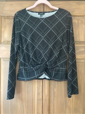 Alfani Black & White Crisscross Print Knotted-Front LS Crop Top Medium